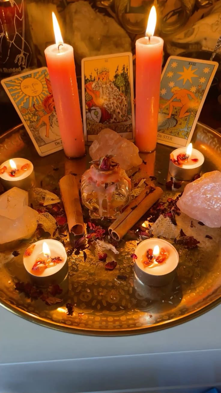 Altar de Morgana com cartas, velas e cristais