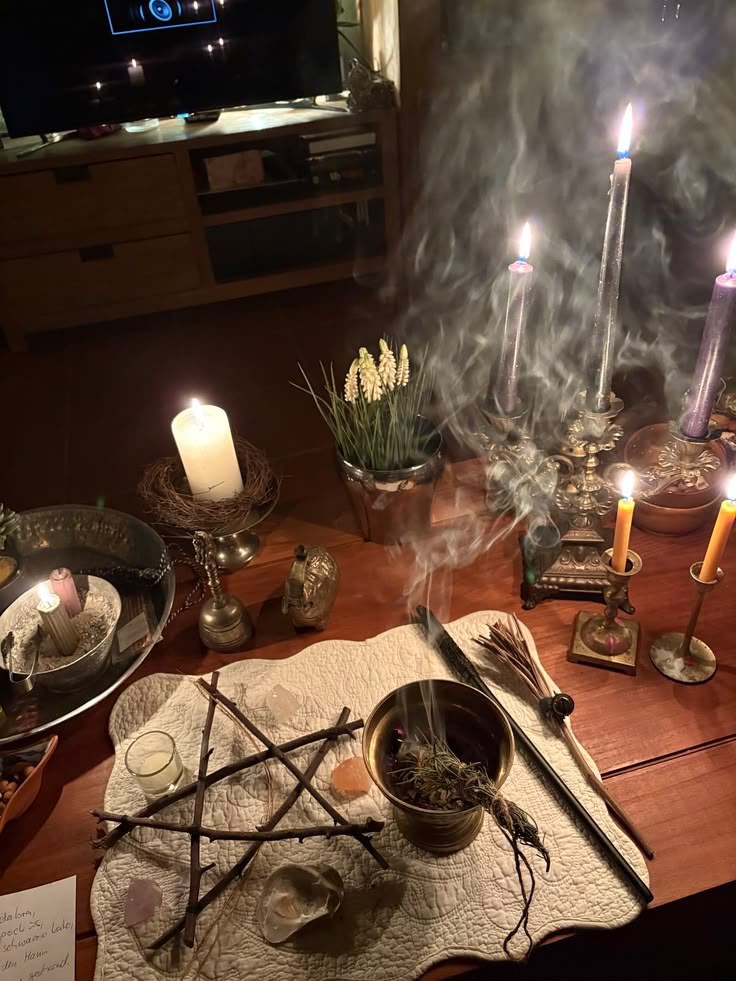Espaço ritualístico de Morgana com velas e incenso